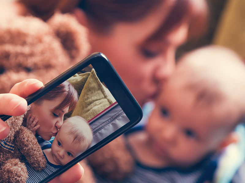Moeder neemt selfie met haar kind