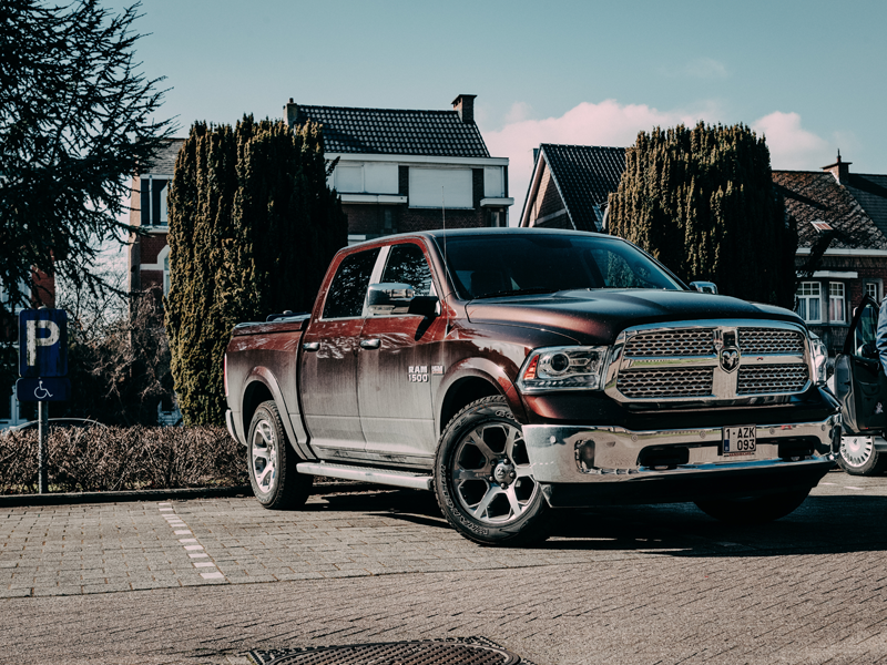 Een geparkeerde pick-uptruck