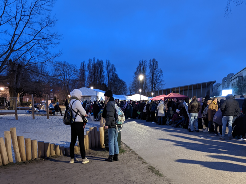 Oekraïense vluchtelingen staan te wachten om hen te registreren