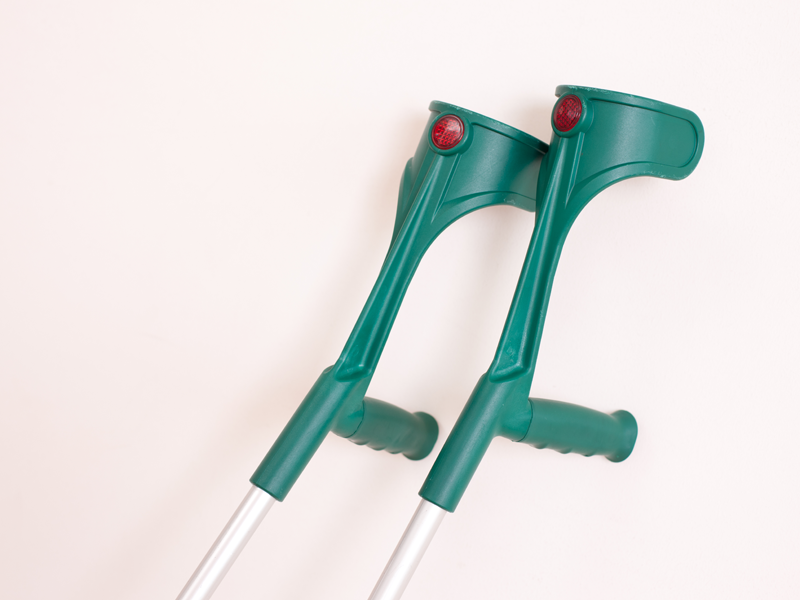 Een paar krukken tegen de muur