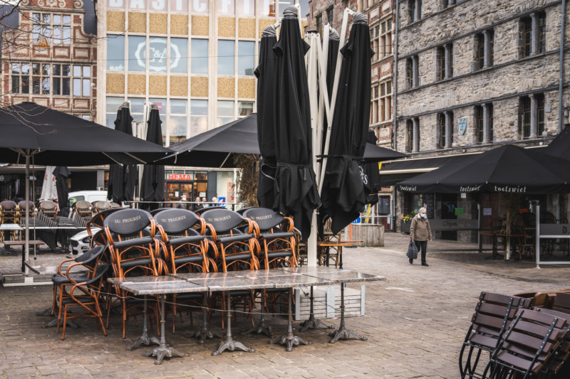 Leeg terras van een horecazaak