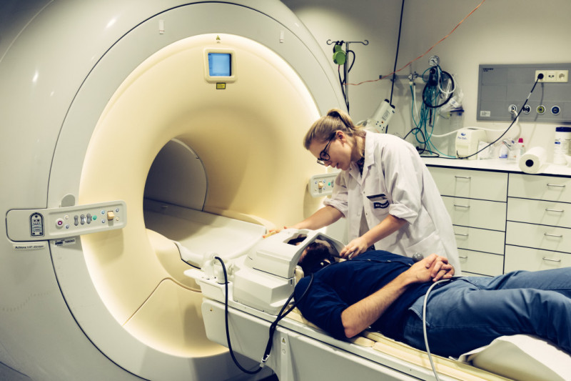Verpleegkundige voert hersenscan uit in MRI-scanner