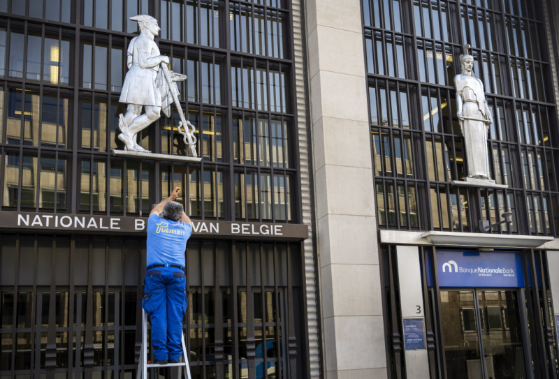 Man herstelt lamp aan Nationale Bank