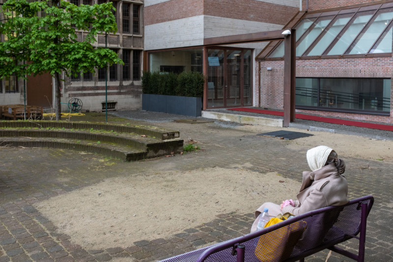 Gepensioneerde vrouw op bankje