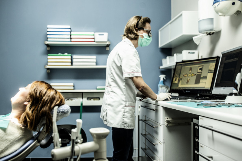Vrouw op controle bij tandarts
