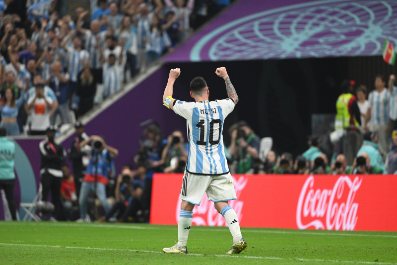 Lionel Messi viert een overwinning tijdens het WK-voetbal in Qatar