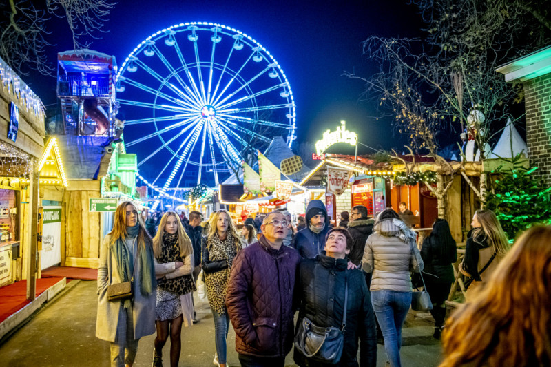 Mensen wandelen tijdens feestdagen op kerstmarkt Winterland in Hasselt
