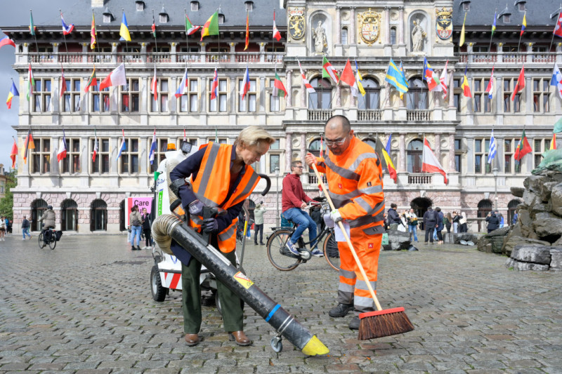 Stadhuis van Antwerpen met stadsdiensten die aan het reinigen zijn