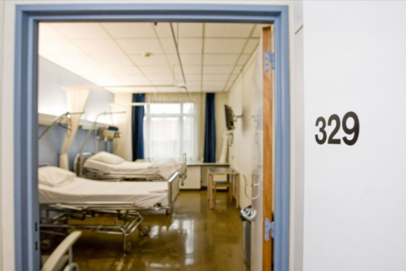 leeg ziekenhuisbed, ziekenhuiskamer