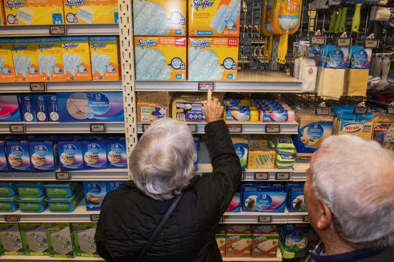 Ouder koppel in supermarkt Colruyt op zoek naar schoonmaakproducten