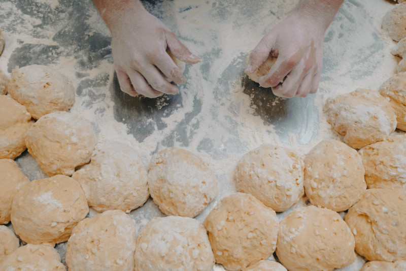 Bakker bereidt pistolets voor