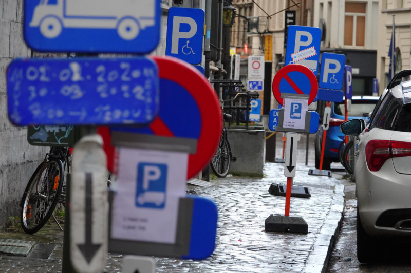 verschillende tijdelijke parkeerverbodsborden op voetpad in Gent