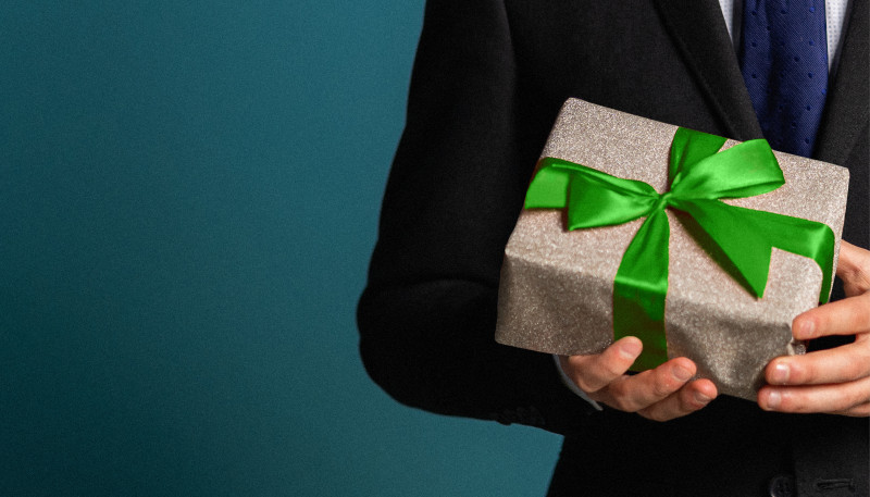 Premier Alexander De Croo houdt cadeautje vast