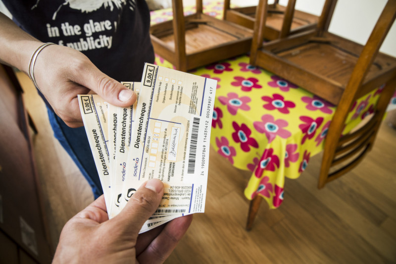 Huishoudhulp wordt betaald met dienstencheques