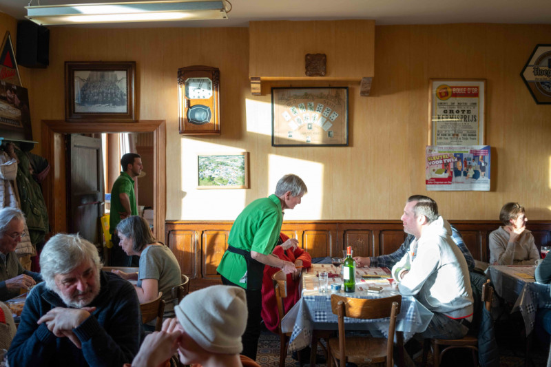 Bediening aan tafel in een oude bruine kroeg