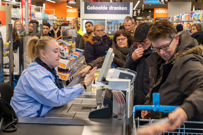kassa met lange wachtrij bij supermarkt Albert Heijn