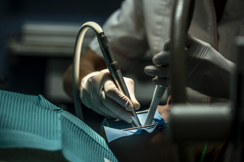 Tandarts aan het boren in mond van patiënt