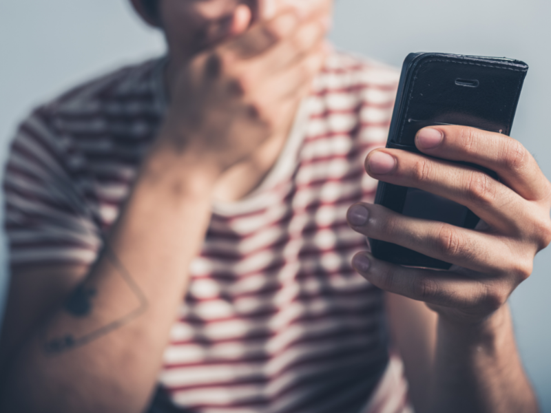 Jongere op smartphone