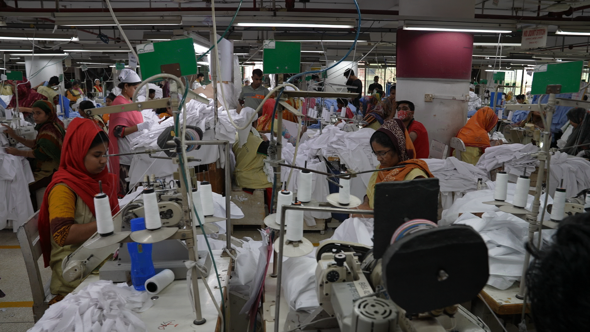 Naaisters aan het werk in kledingfabriek in Bangladesh