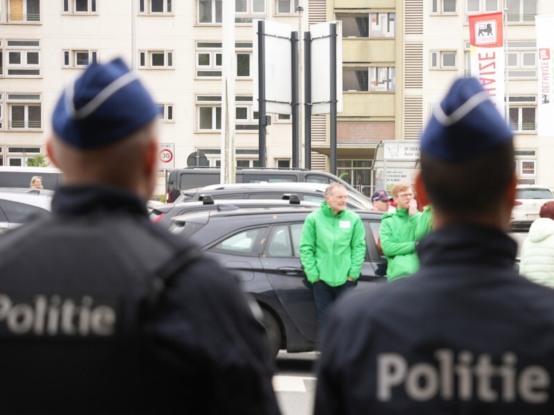 Politie vormt rij tijdens vakbondsactie aan Delhaizewinkel