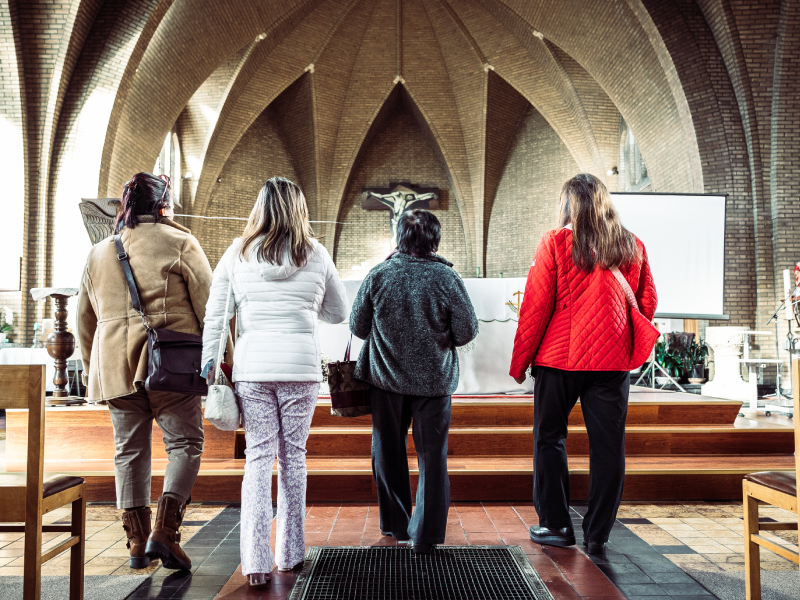 Huispersoneel tijdens de zondagsmis