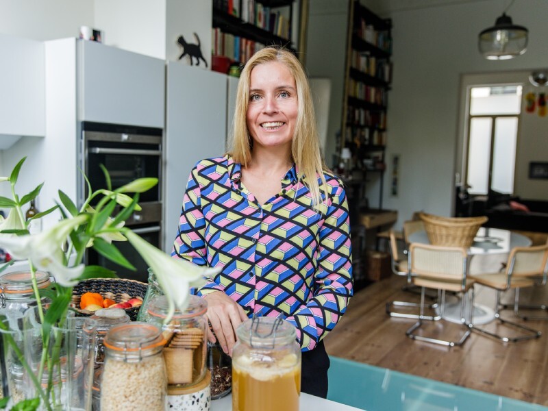 Riet Ory van Femmy Wereldvrouwen staat in haar keuken