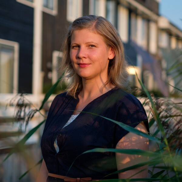 portret Jessica De Bloom in een zonnige straat