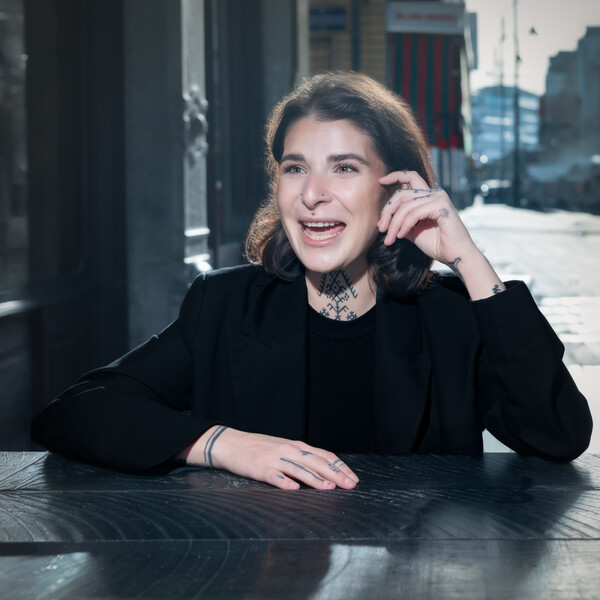 Hind Eljadid zitten op een terras buiten in de zon