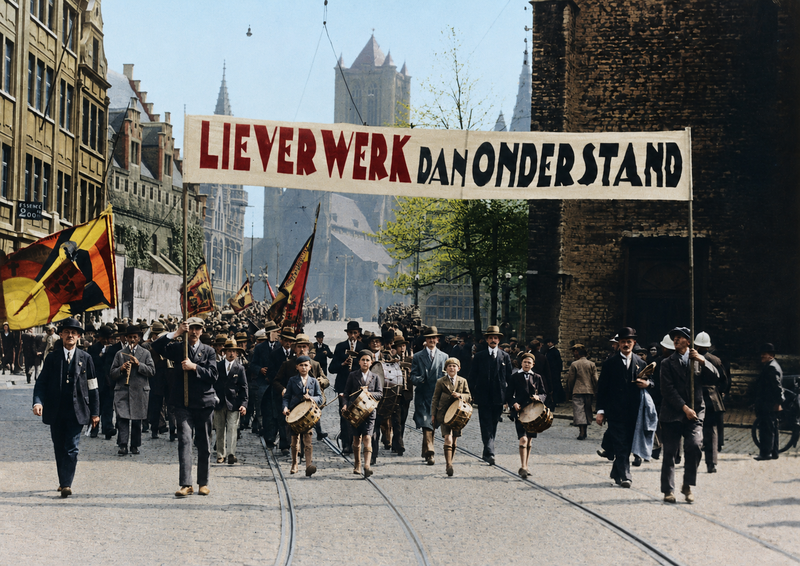 Manifestatie met fanfare, vlaggen en spandoek 'Liever werk dan onderstand' in de Gentse binnenstad.
