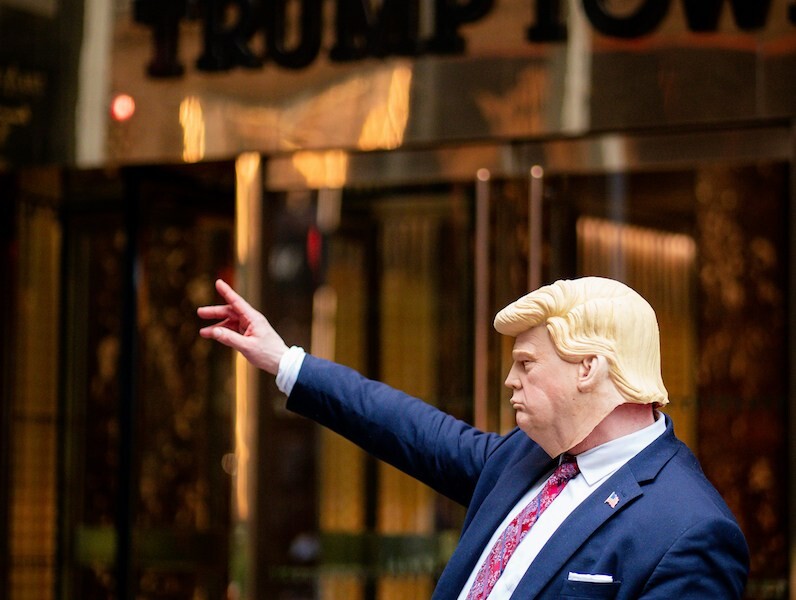 Man met Trump-masker