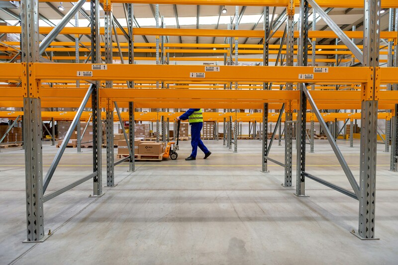 Werker met pallet in magazijn