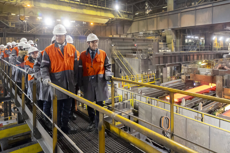 Franse minister van Economie Le Maire op bezoek bij ArcelorMittal fabriek in Duinkerke