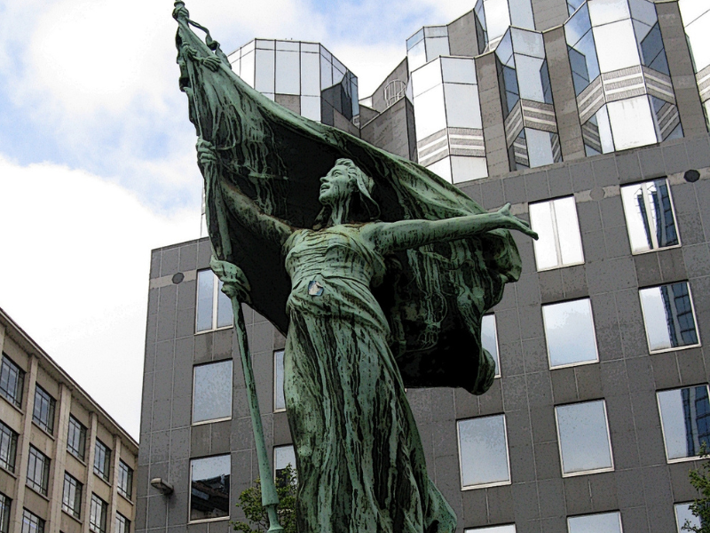 Standbeeld van de Brabançonne op het Surlet de Chokierplein