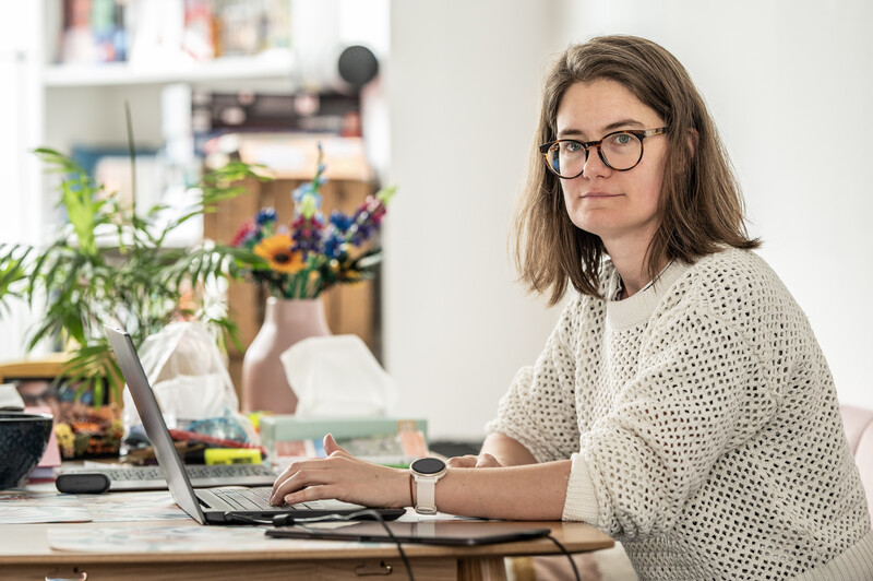 Evi Leroy aan laptop