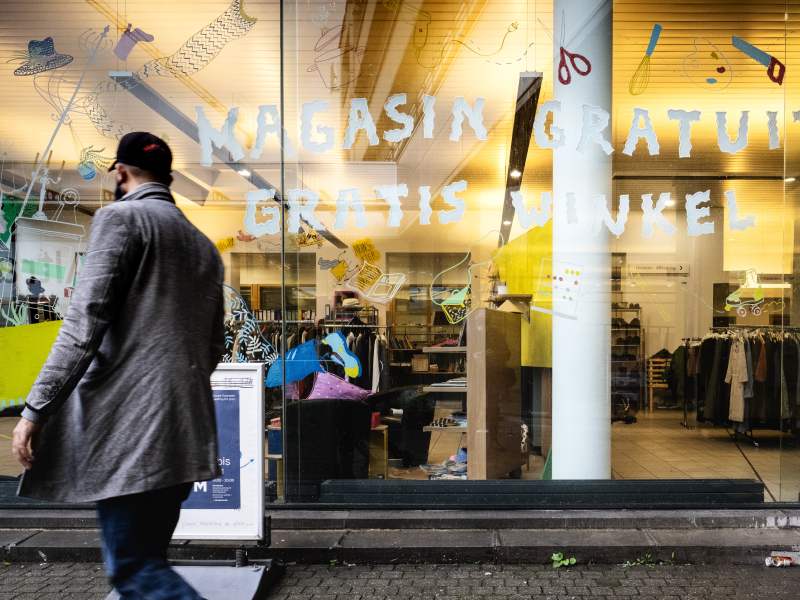 Man die voorbij gratis winkel wandelt