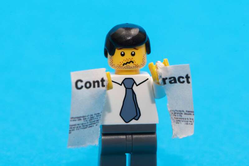LEGO-mannetje verscheurt arbeidscontract