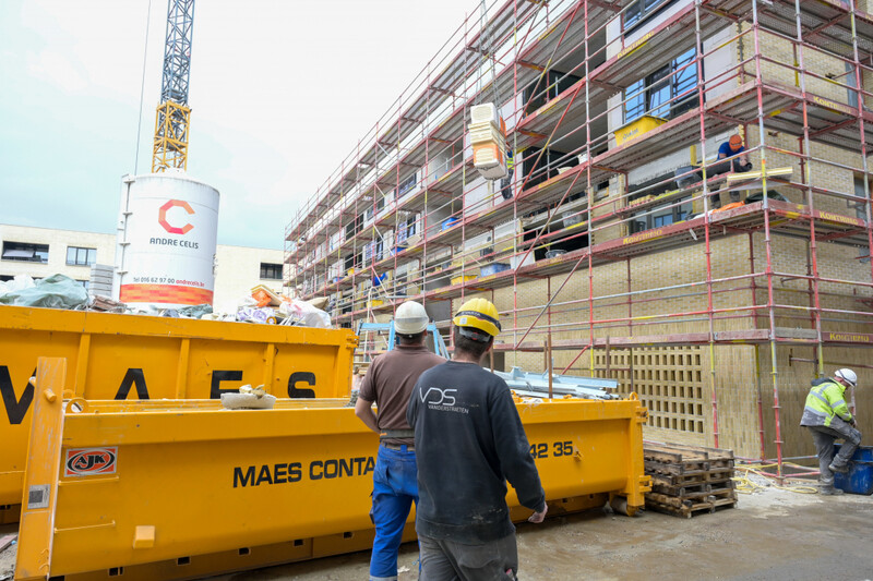 Bouwvakkers aan het werk op een bouwwerf voor sociale woningen