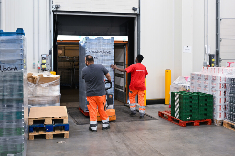 Twee logistieke medewerkers van maatwerkbedrijf laden een vrachtwagen