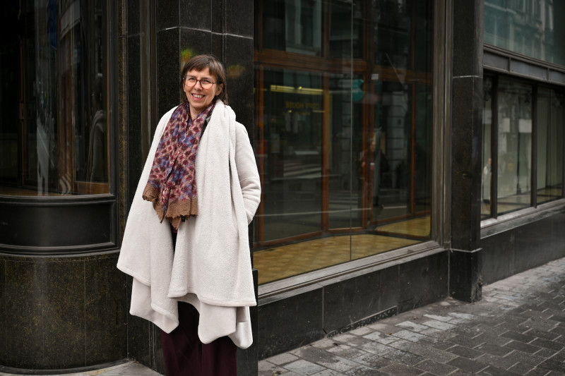 professor Ingrid Molderez voor een lege vitrine