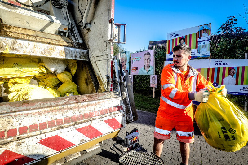 Afvalophaler haalt afval op voor verkiezingsaffiches gemeenteraadsverkiezing 2024