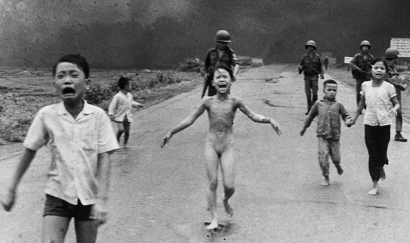 Vietnamees meisje loopt huilend en naakt weg van bombardementen