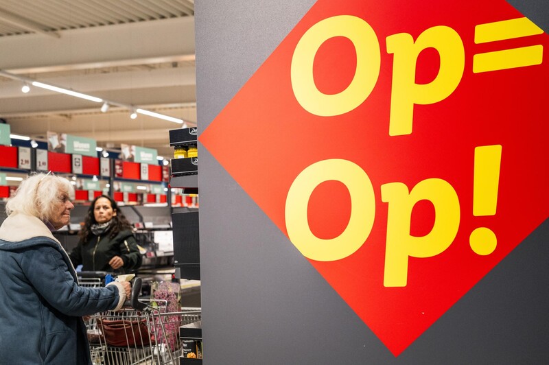 affiche in winkel met opschrift 'Op = op'