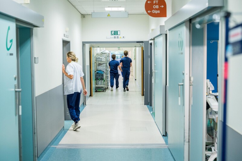 Op een ziekenhuisgang loopt zorgpersoneel rond