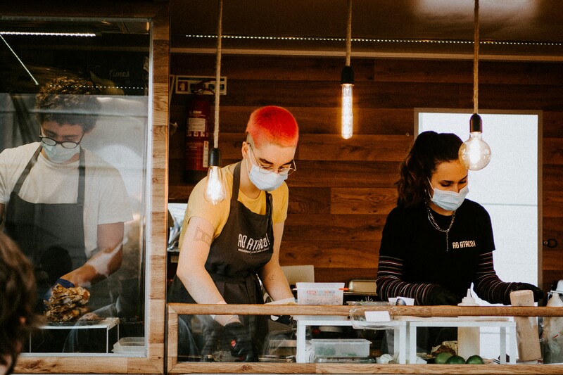 Jonge mensen werkend in de horeca