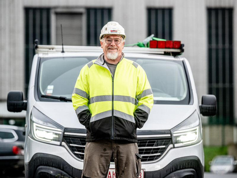 Werknemer John van bouwbedrijf Bolckmans voor bestelwagen
