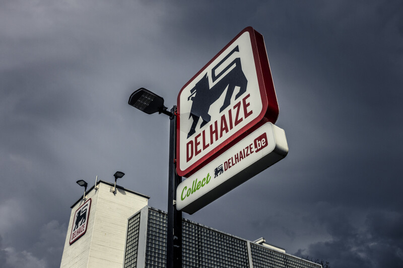 Delhaize logo voor achtergrond met dreigende donkere wolken