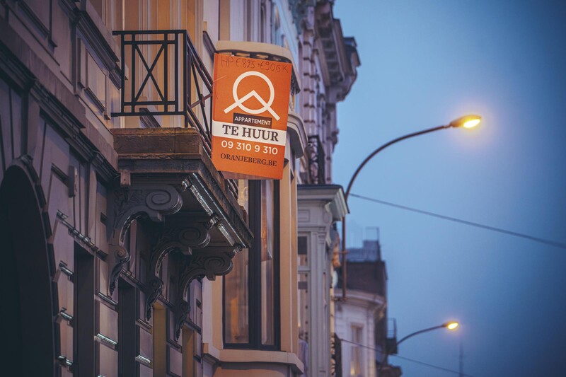 avondbeeld van balkon met bord "Te huur" eraan