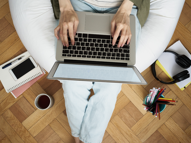 Vrouw werkt op computer in zeteltje