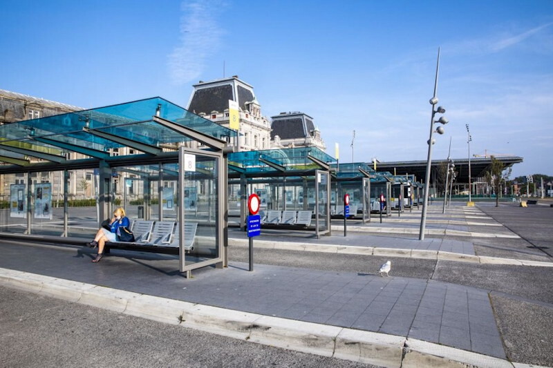 Afbeelding van vrijwel leeg busperron