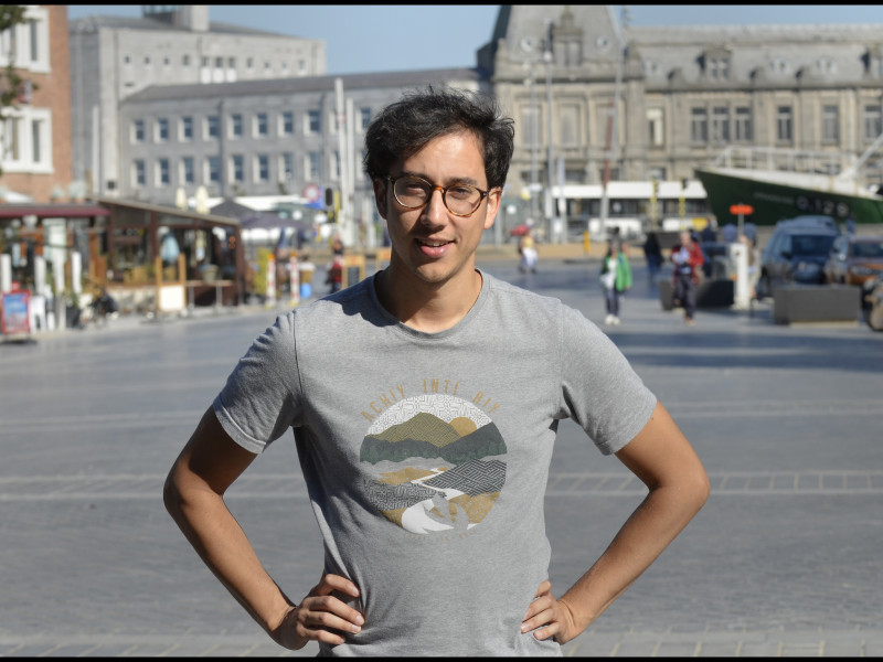 Olivier Malay op een marktplein